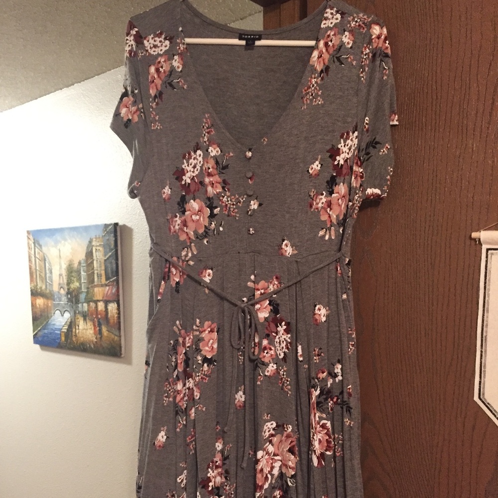 Grey Floral Torrid Size 1 Dress With Pockets